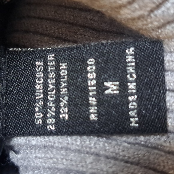 Oliver. O Gray Bat Wing Oversized Cropped Turtleneck Sweater. Size Medium NWT - Picture 7 of 9